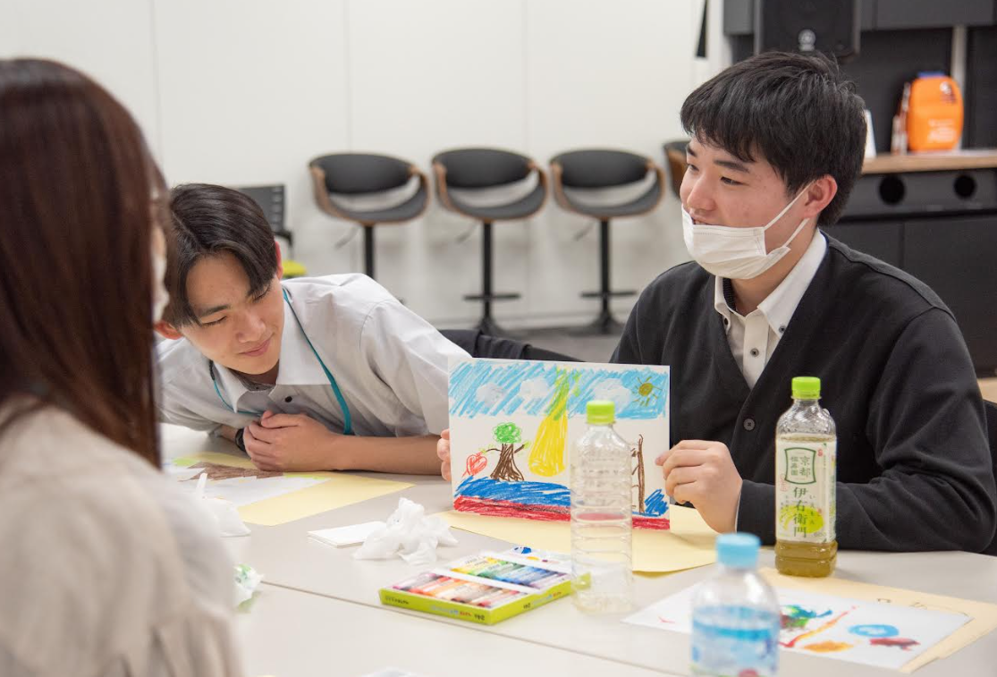 テーブルの上に座っている女性と子供たち
AI によって生成されたコンテンツは間違っている可能性があります。