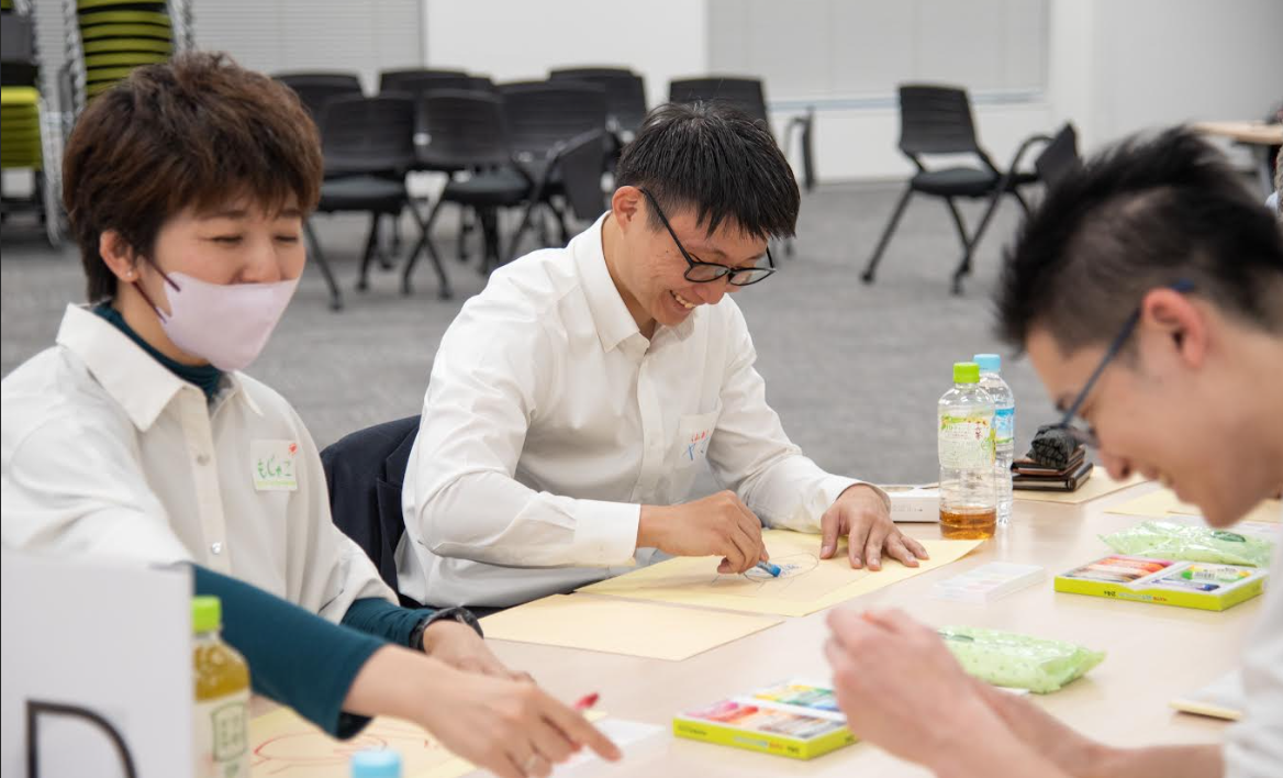 人, テーブル, 屋内, 座る が含まれている画像
AI によって生成されたコンテンツは間違っている可能性があります。