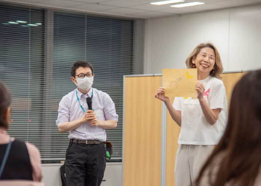 人, 屋内, 持つ, 窓 が含まれている画像
AI によって生成されたコンテンツは間違っている可能性があります。