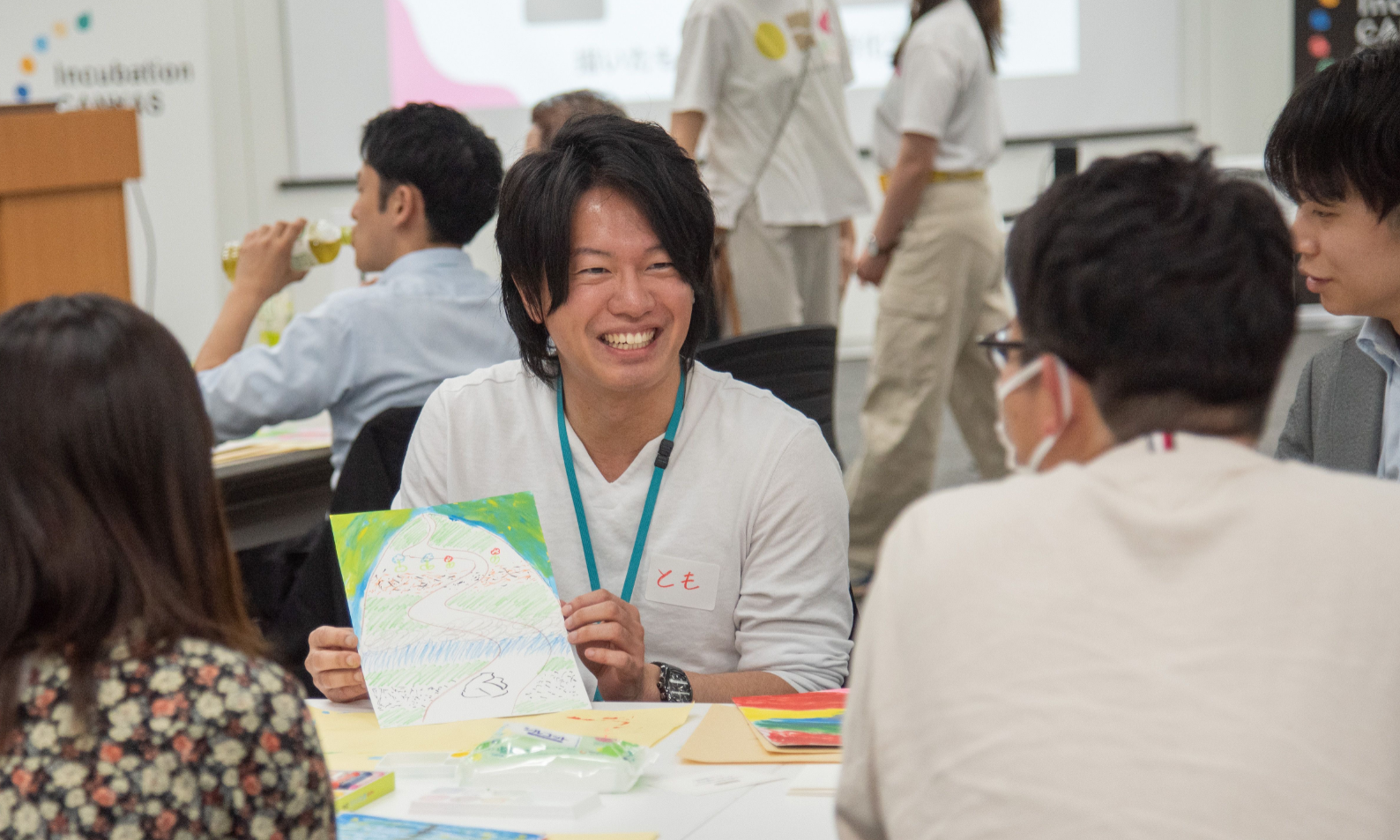 人, 屋内, テーブル, ケーキ が含まれている画像
AI によって生成されたコンテンツは間違っている可能性があります。